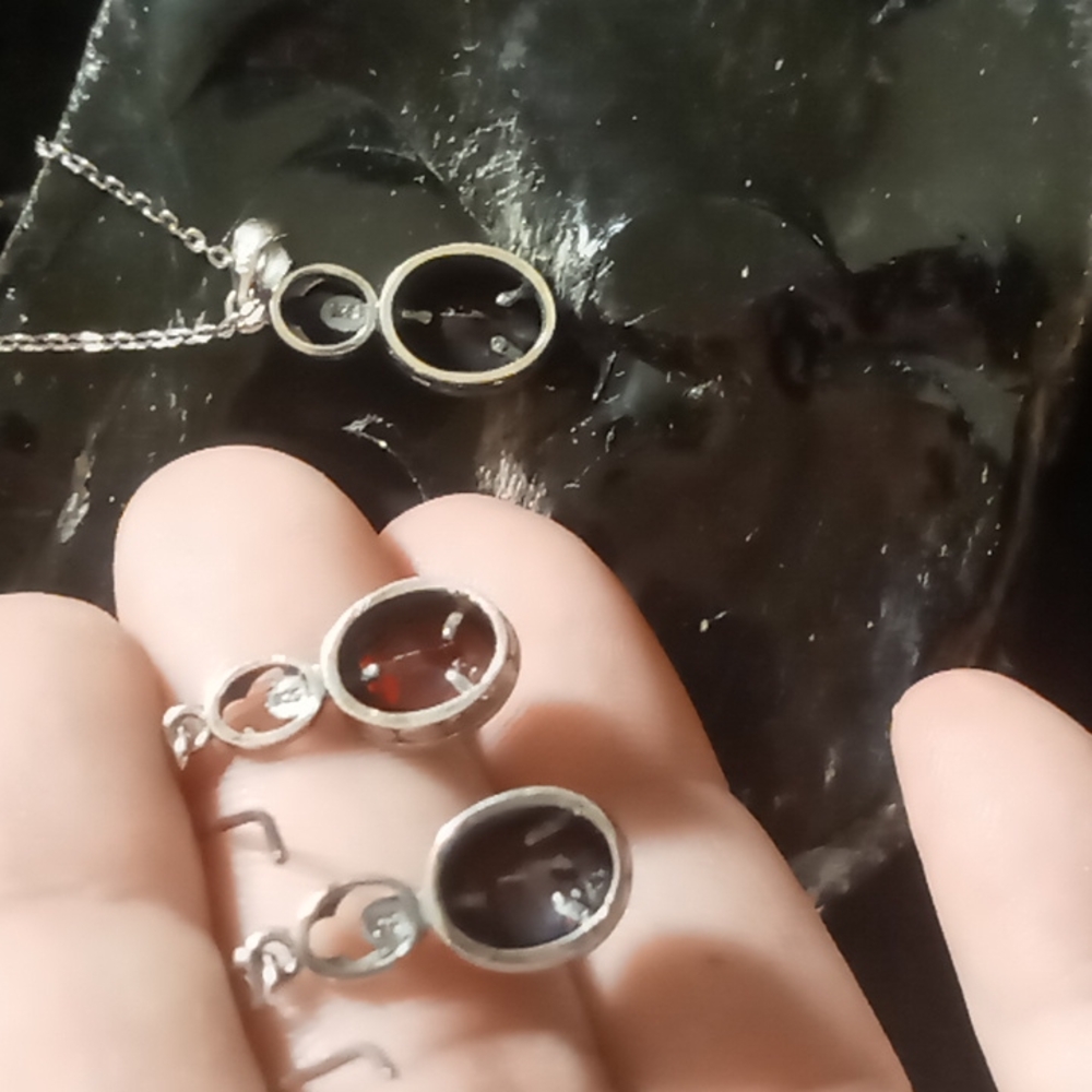 Lucas Lameth Garnet in sterling silver necklace with earrings set. - Picture 2 of 5